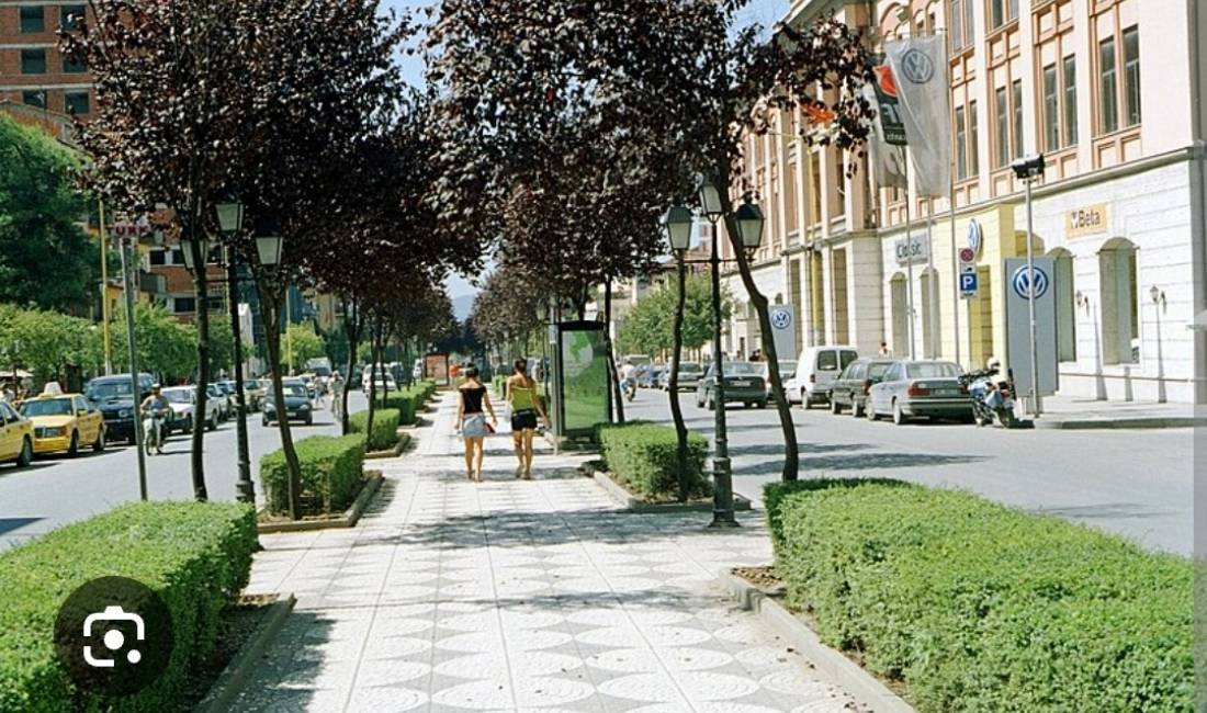 Shitet Ambient komercial ne Rr e Kavajes prane 21 Dhjetori