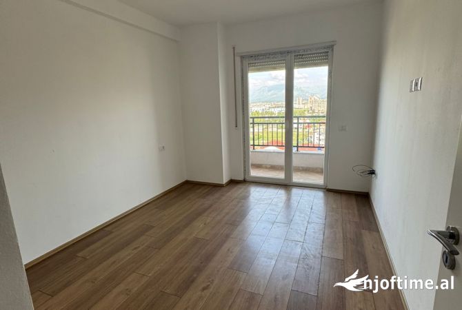 Ambiente Commerciale in Affitto 3+1 a Tirana - 30,000 Leke