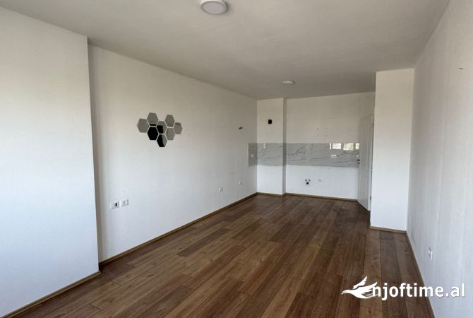 Ambiente Commerciale in Affitto 3+1 a Tirana - 30,000 Leke