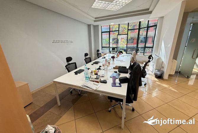 Ambiente Commerciale in Affitto 3+1 a Tirana - 1,500 Euro