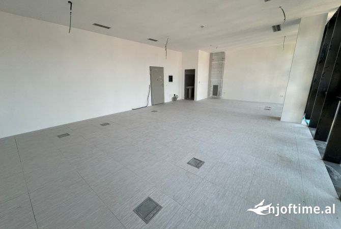 Ambiente Commerciale in Affitto 3+1 a Tirana - 2,000 Euro