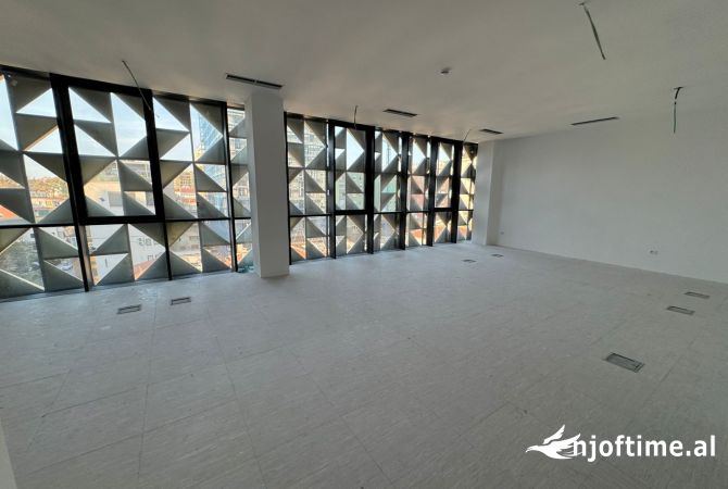 Ambiente Commerciale in Affitto 3+1 a Tirana - 2,000 Euro