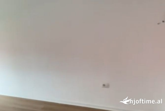 Ambiente Commerciale in Affitto 3+1 a Tirana - 250 Euro