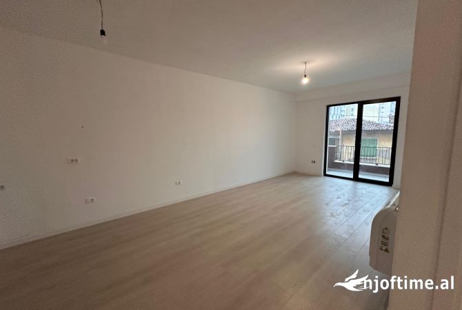 Ambiente Commerciale in Affitto 3+1 a Tirana - 700 Euro