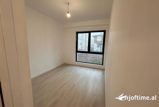 Ambiente Commerciale in Affitto 3+1 a Tirana - 700 Euro