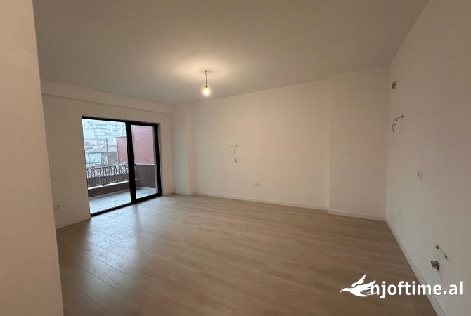 Ambiente Commerciale in Affitto 3+1 a Tirana - 700 Euro