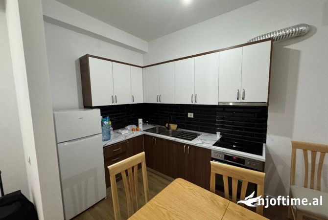 Shtepi me qera Apartament ne Tirane, 2+1, Mobilimi E mobiluar, Pagesa 450  Euro.