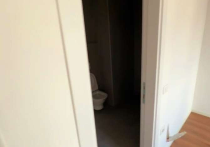 Ambiente Commerciale in Affitto 3+1 a Tirana - 600 Euro