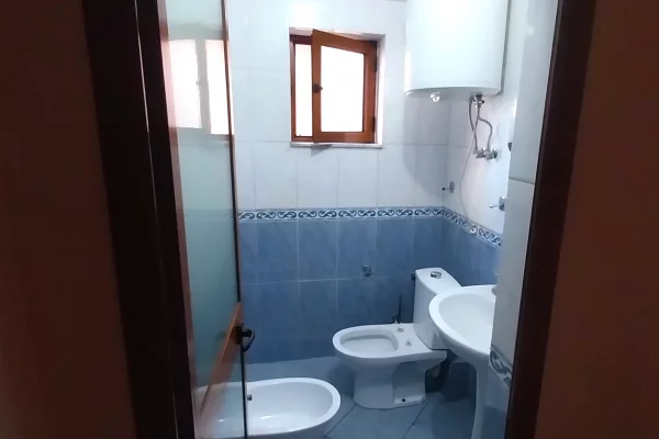 Shtepi me qera Apartament ne Tirane, 3+1, Mobilimi E mobiluar, Pagesa 70,000  Leke.
