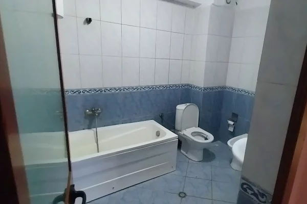 Shtepi me qera Apartament ne Tirane, 3+1, Mobilimi E mobiluar, Pagesa 70,000  Leke.