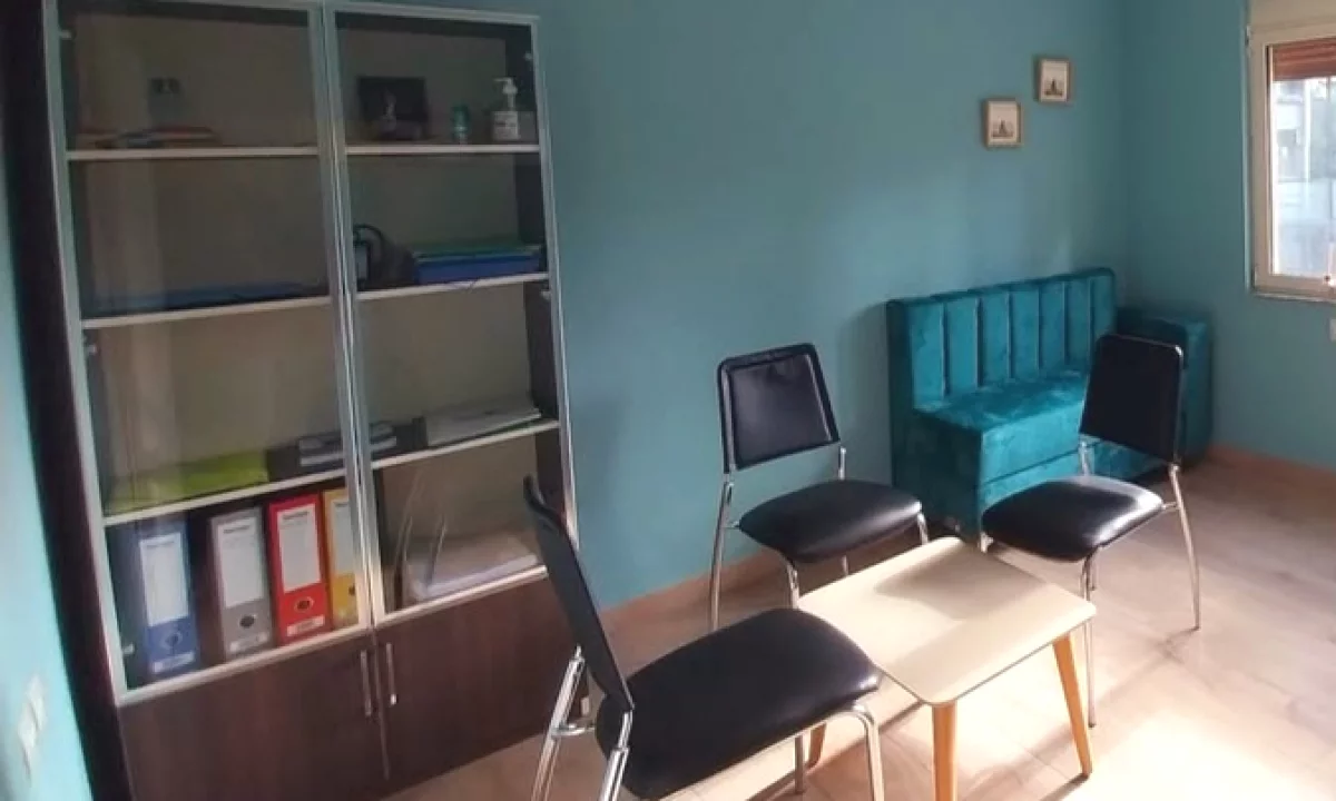 Shesim disa mobilje zyre pak kohe te perdorura - TIRANE.