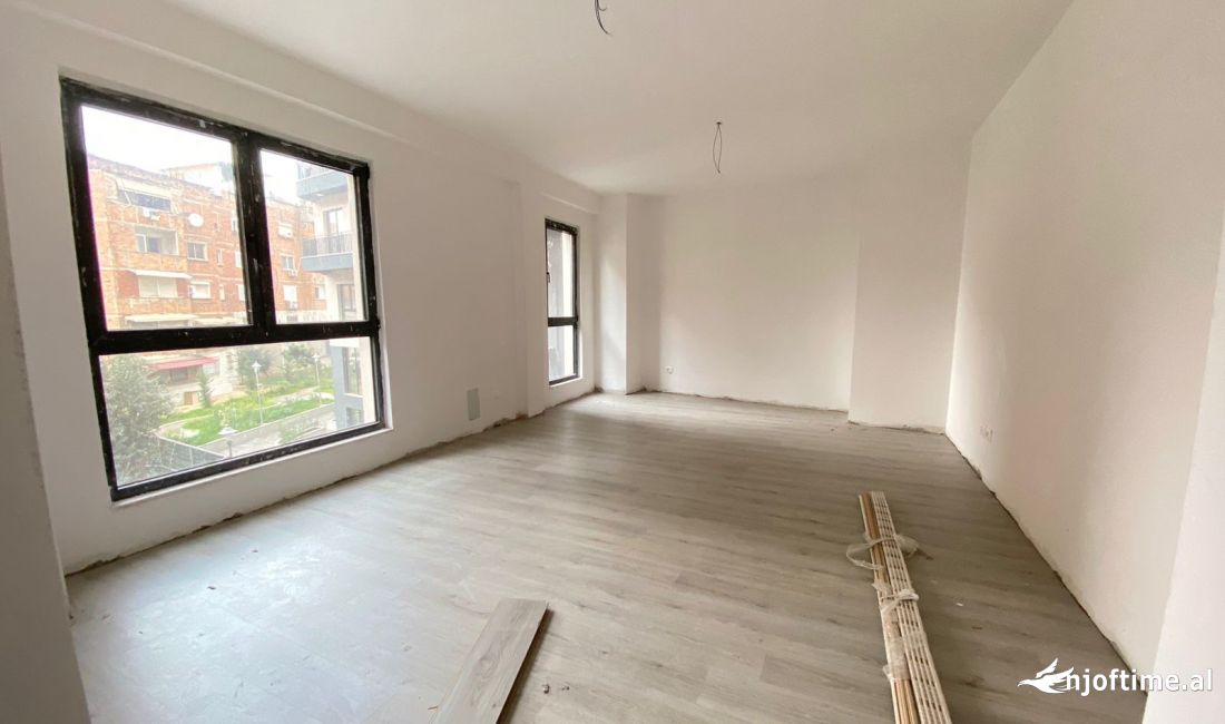 Zyre me qera 82m2 , kati i 2, Pazari i ri!