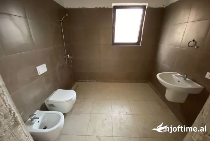 Zyre me qera 82m2 , kati i 2, Pazari i ri!