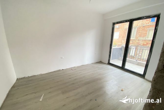 Zyre me qera 82m2 , kati i 2, Pazari i ri!