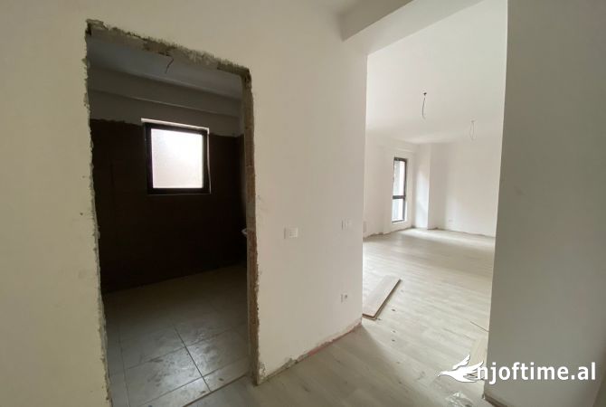 Zyre me qera 82m2 , kati i 2, Pazari i ri!