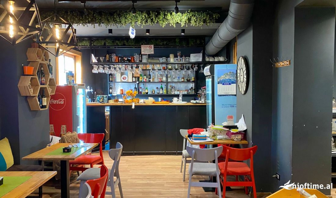 Shitet ambjent biznesi bar-pizzeri prane pazarit te ri (gjendje pune).