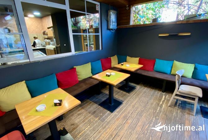 Shitet ambjent biznesi bar-pizzeri prane pazarit te ri (gjendje pune).