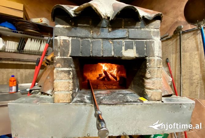 Shitet ambjent biznesi bar-pizzeri prane pazarit te ri (gjendje pune).
