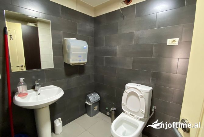 Shitet biznesi  200m2 shume prane Pazarit te Ri