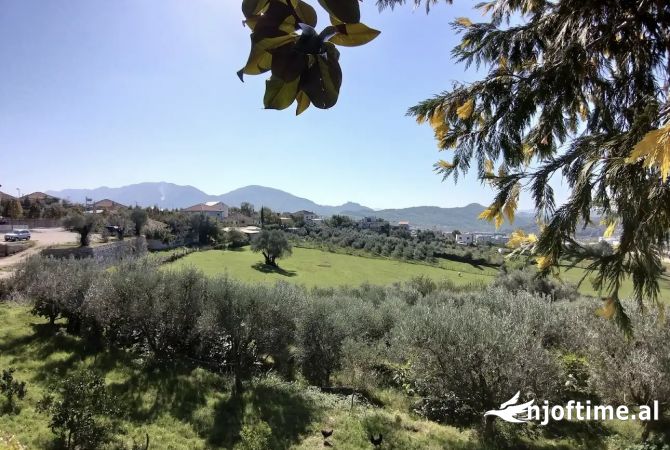 Shitet Toka 1400m2 ne Lunder