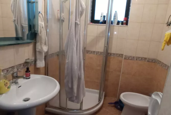 Shtepi ne shitje Apartament ne Tirane, 2+1, Mobilimi E mobiluar, Pagesa 130,000  Euro.