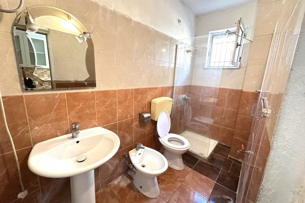 Shtepi me qera Apartament ne Tirane, 1+1, Mobilimi E mobiluar, Pagesa 45,000  Leke.