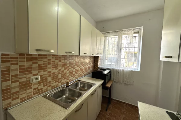 Shtepi me qera Apartament ne Tirane, 1+1, Mobilimi E mobiluar, Pagesa 45,000  Leke.
