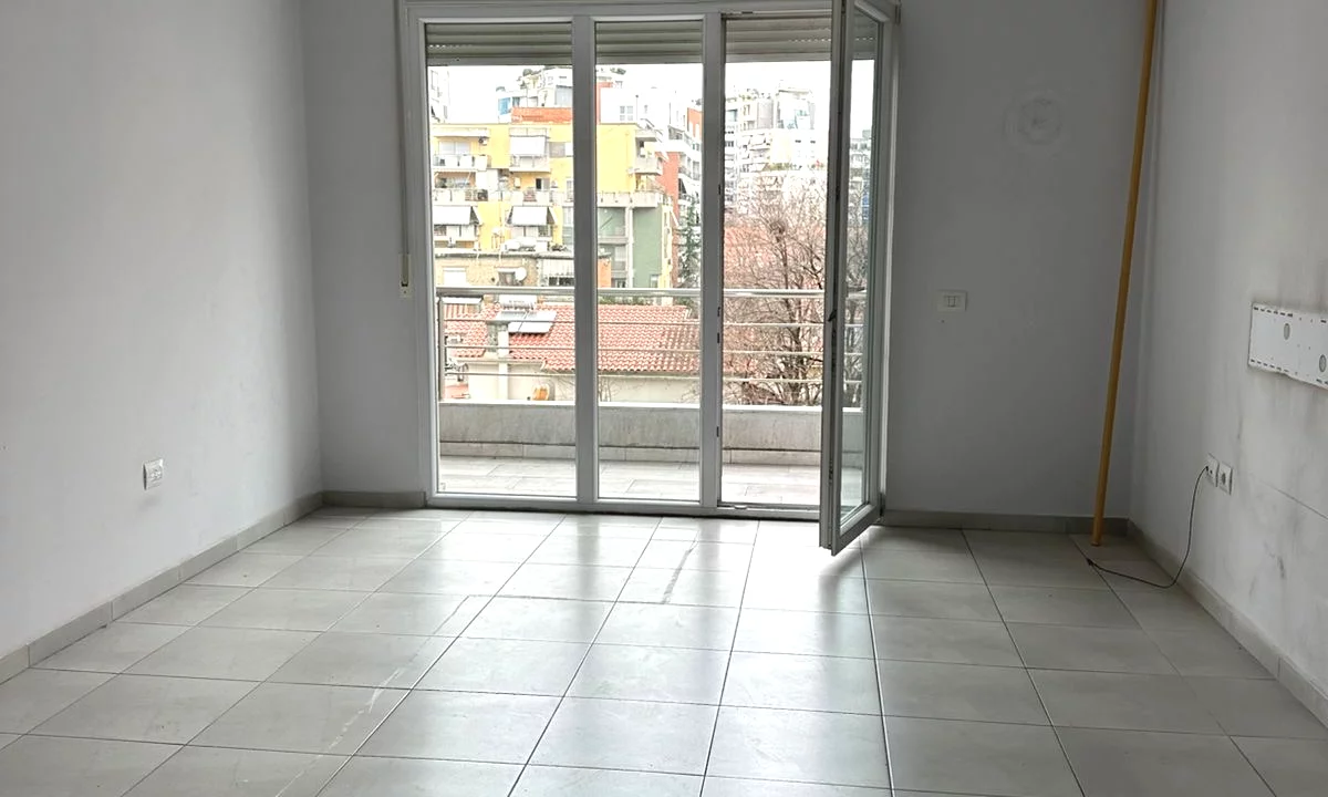 Shtepi me qera Apartament ne Tirane, 1+1, Mobilimi Pjeserisht e mobiluar, Pagesa 50,000  Leke.