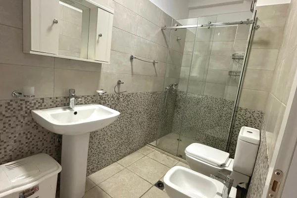 Shtepi me qera Apartament ne Tirane, 1+1, Mobilimi Pjeserisht e mobiluar, Pagesa 50,000  Leke.