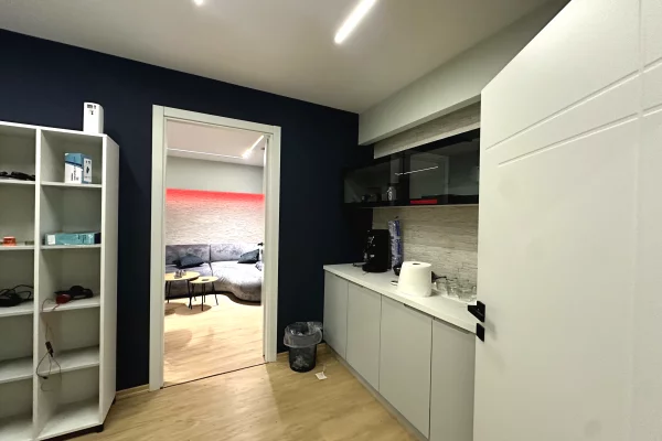 Ambient biznesi 82 m ne shitje Komuna e Parisit! 