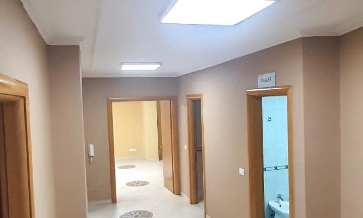 Ambient Biznesi 4+1+2(160m2) me qera ne Qender Tirane! 