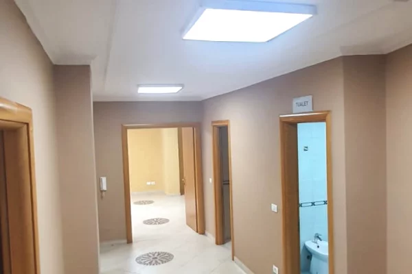 Ambient biznesi me qera 3+1 ne Tirane - 120,000 Leke