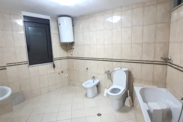 Ambient Biznesi 4+1+2(160m2) me qera ne Qender Tirane! 
