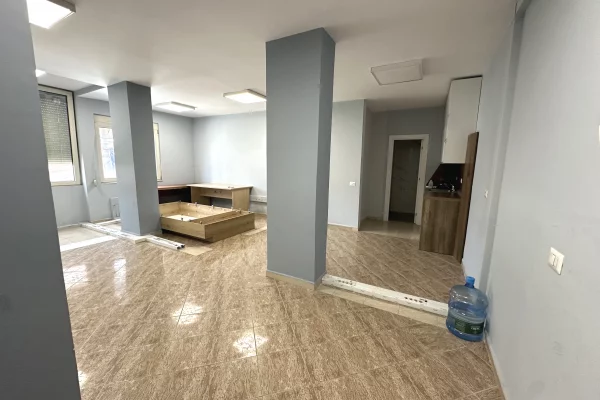 Ambient biznesi me qera 3+1 ne Tirane - 60,000 Leke