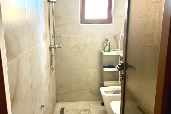 Shtepi me qera Apartament ne Tirane, 2+1, Mobilimi E mobiluar, Pagesa 50,000  Leke.