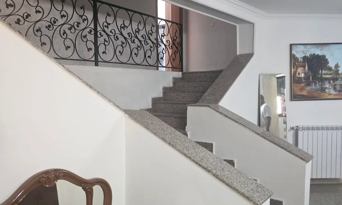 JEPET ME QIRA AMBIENT 200 m2 – I PERSHTATSHEM PER ZYRE OSE BANIM