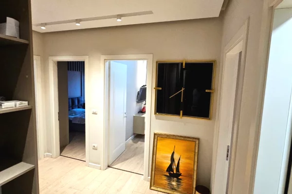 Shtepi ne shitje Apartament ne Tirane, 3+1, Mobilimi E mobiluar, Pagesa 350,000  Euro.