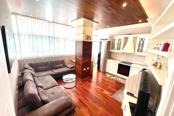 Apartament 1+1 me qera prane Pazarit te Ri! 