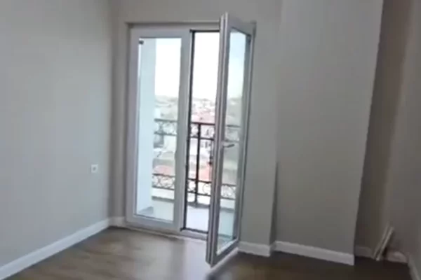 Shtepi ne shitje Apartament ne Tirane, 1+1, Mobilimi Bosh, pa mobiluar, Pagesa 140,000  Euro.