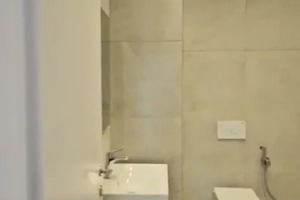 Shtepi ne shitje Apartament ne Tirane, 1+1, Mobilimi Bosh, pa mobiluar, Pagesa 140,000  Euro.