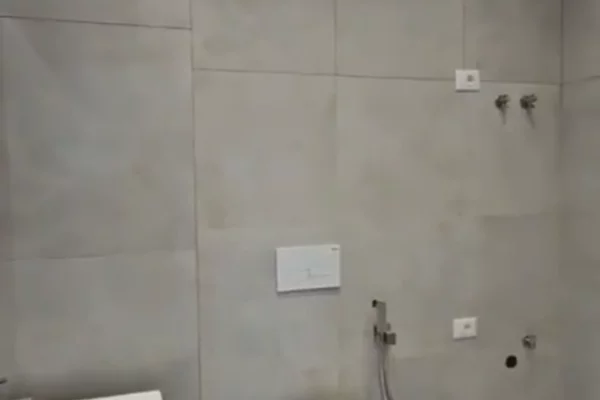 Shtepi ne shitje Apartament ne Tirane, 1+1, Mobilimi Bosh, pa mobiluar, Pagesa 140,000  Euro.