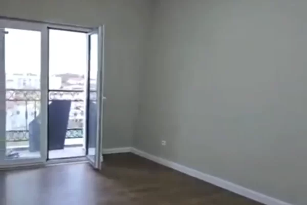 Shtepi ne shitje Apartament ne Tirane, 1+1, Mobilimi Bosh, pa mobiluar, Pagesa 140,000  Euro.