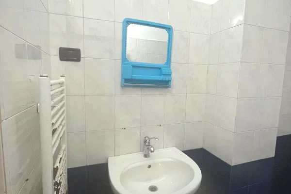 Shtepi me qera Apartament ne Tirane, Garsoniere, Mobilimi E mobiluar, Pagesa 35,000  Leke.
