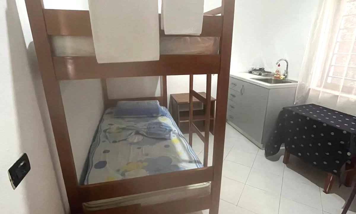 Shtepi me qera Apartament ne Tirane, Garsoniere, Mobilimi E mobiluar, Pagesa 35,000  Leke.