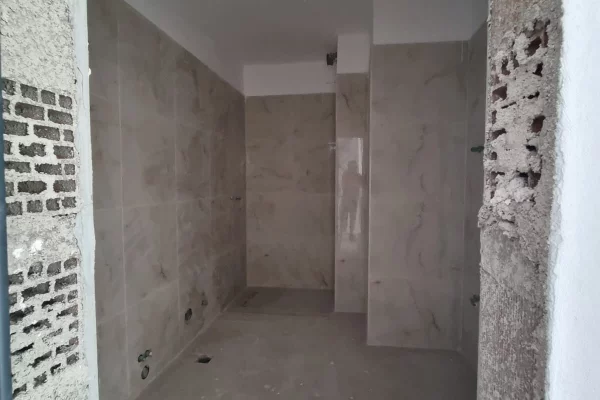 Shtepi ne shitje Apartament ne Tirane, 1+1, Mobilimi Bosh, pa mobiluar, Pagesa 240,000  Euro.