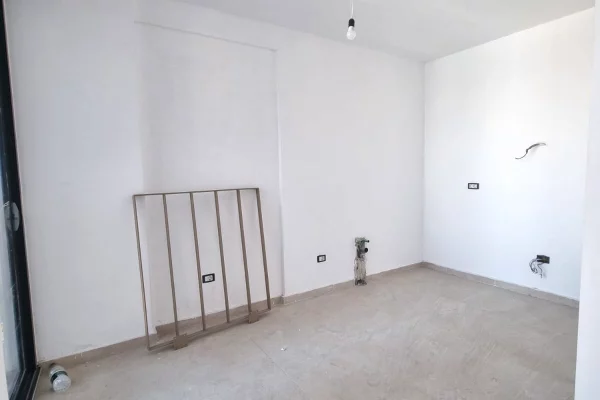 Shtepi ne shitje Apartament ne Tirane, 1+1, Mobilimi Bosh, pa mobiluar, Pagesa 240,000  Euro.