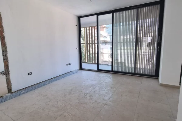 Shtepi ne shitje Apartament ne Tirane, 1+1, Mobilimi Bosh, pa mobiluar, Pagesa 240,000  Euro.