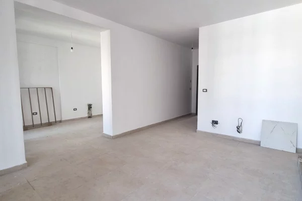 Shtepi ne shitje Apartament ne Tirane, 1+1, Mobilimi Bosh, pa mobiluar, Pagesa 240,000  Euro.