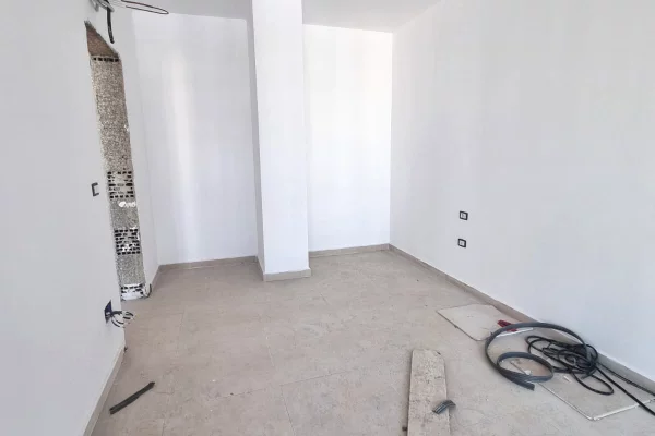 Shtepi ne shitje Apartament ne Tirane, 1+1, Mobilimi Bosh, pa mobiluar, Pagesa 240,000  Euro.