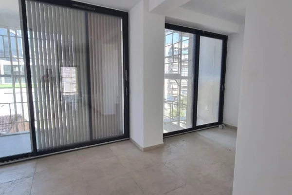 Shtepi ne shitje Apartament ne Tirane, 1+1, Mobilimi Bosh, pa mobiluar, Pagesa 240,000  Euro.